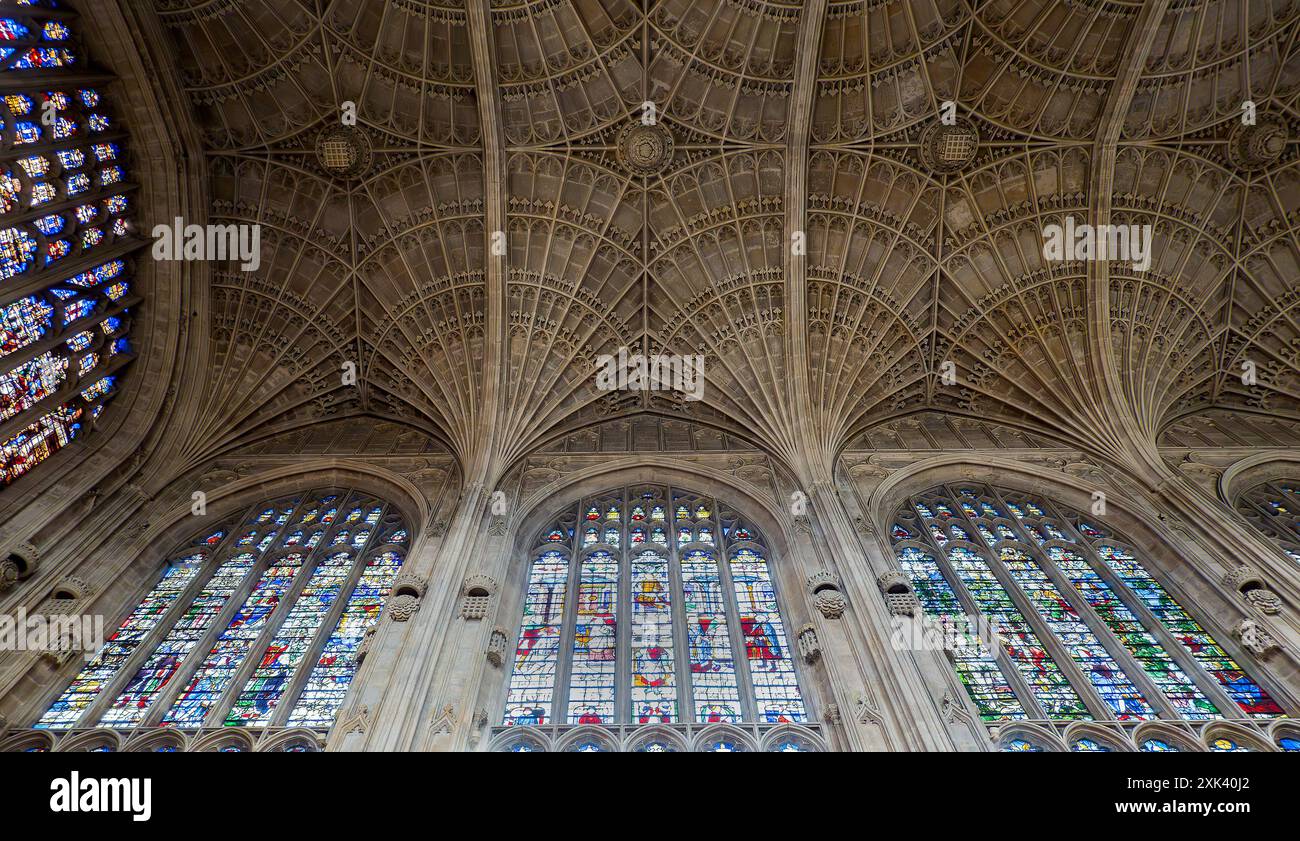 La volta dei ventilatori e le vetrate colorate della King's College Chapel di Cambridge, Inghilterra, Regno Unito Foto Stock