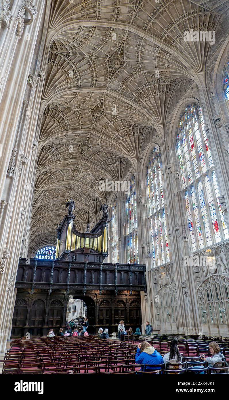 La volta dei ventilatori e le vetrate colorate della King's College Chapel di Cambridge, Inghilterra, Regno Unito Foto Stock