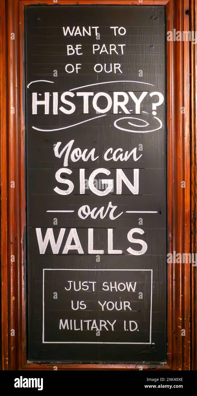 Invito per le forze armate a firmare le mura del RAF Bar nel pub Eagle di Cambridge, Inghilterra, Regno Unito Foto Stock