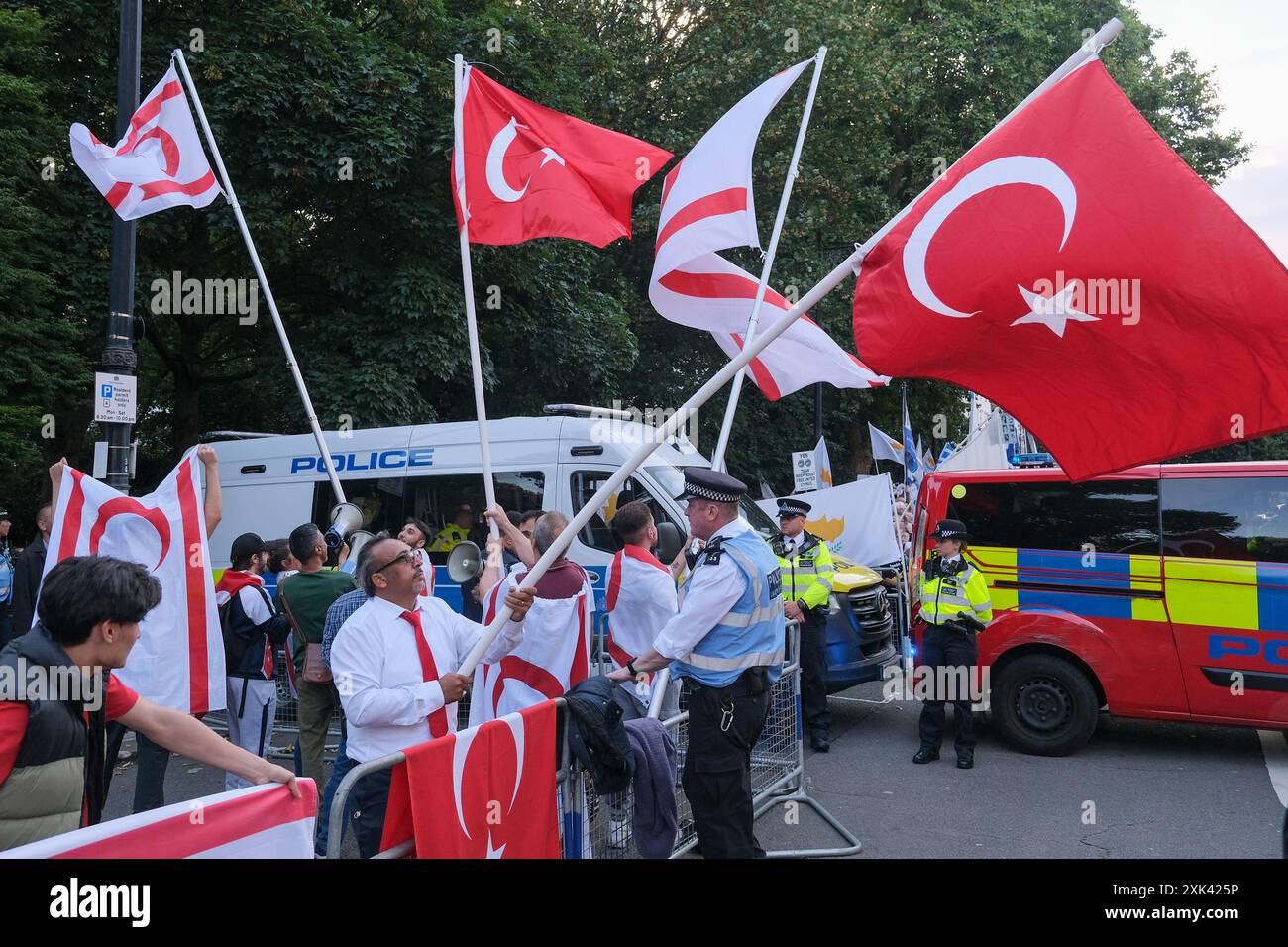 Londra, Regno Unito, 20 luglio 2024. La polizia tiene separati i turchi che celebrano i contro-manifestanti e i manifestanti greco-ciprioti mentre esprimono le loro opinioni. La Federazione Nazionale dei ciprioti ha celebrato il 50° anniversario dell'invasione turca, chiedendo la riunificazione e che le truppe lasciassero la parte settentrionale dell'isola del tbe catturata nel 1974 dopo un tentativo di colpo di Stato da parte del governo militare greco. Credito: Fotografia dell'undicesima ora/Alamy Live News Foto Stock