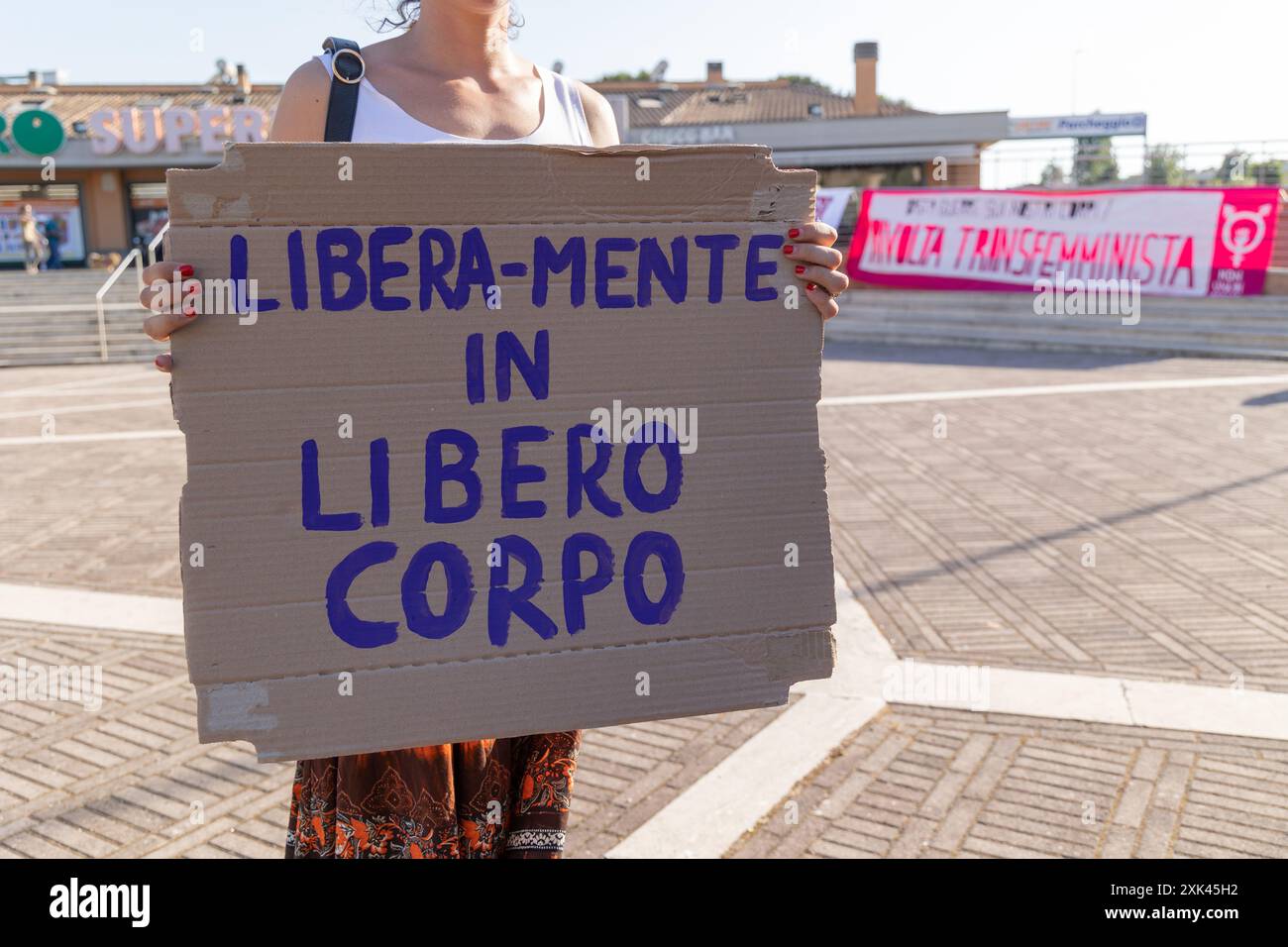 Roma, Italia. 20 luglio 2024. Sit-in in Piazza dei Floridi nel quartiere Casetta Mattei a Roma in memoria di Manuela Petrangeli, la donna uccisa dal suo ex partner il 4 luglio (Credit Image: © Matteo Nardone/Pacific Press via ZUMA Press Wire) SOLO USO EDITORIALE! Non per USO commerciale! Foto Stock