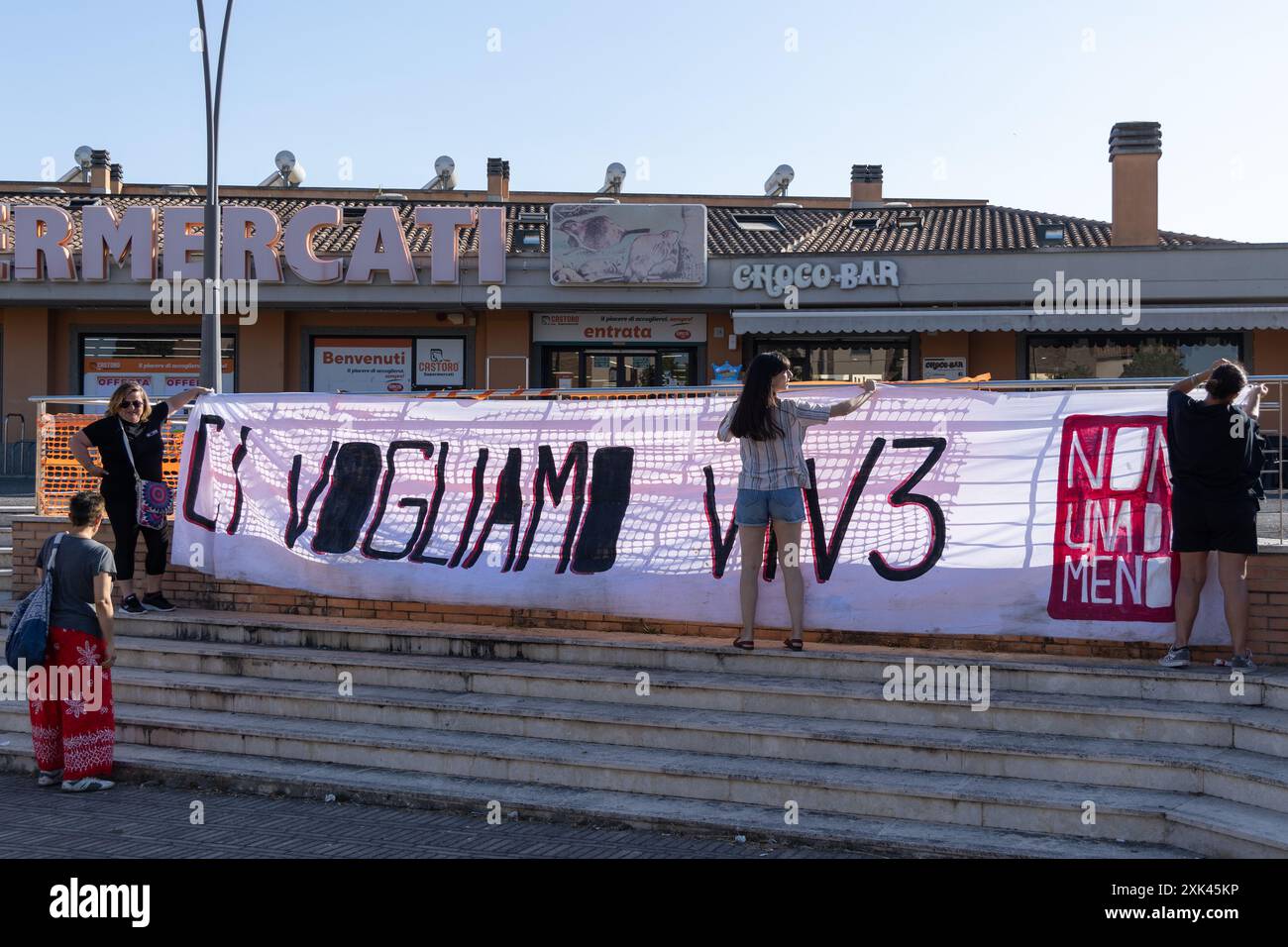 Roma, Italia. 20 luglio 2024. Sit-in in Piazza dei Floridi nel quartiere Casetta Mattei a Roma in memoria di Manuela Petrangeli, la donna uccisa dal suo ex partner il 4 luglio (foto di Matteo Nardone/Pacific Press/Sipa USA) crediti: SIPA USA/Alamy Live News Foto Stock