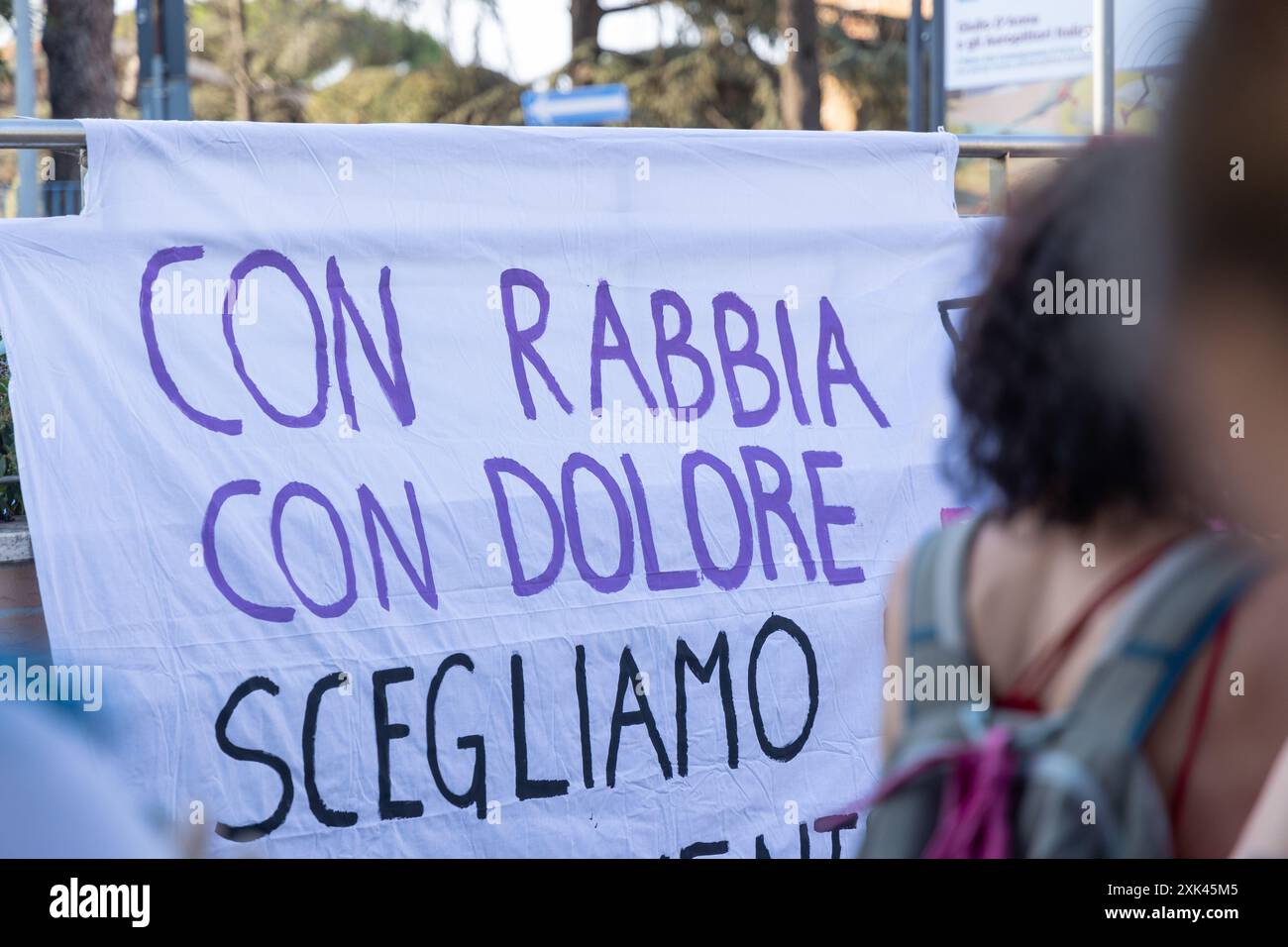 Roma, Italia. 20 luglio 2024. Sit-in in Piazza dei Floridi nel quartiere Casetta Mattei a Roma in memoria di Manuela Petrangeli, la donna uccisa dal suo ex partner il 4 luglio (Credit Image: © Matteo Nardone/Pacific Press via ZUMA Press Wire) SOLO USO EDITORIALE! Non per USO commerciale! Foto Stock