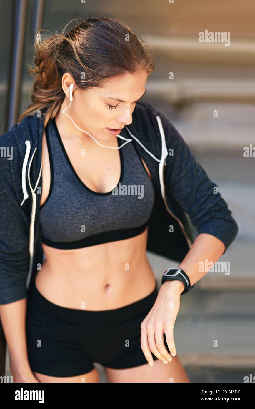 Casa, donna e orologio intelligente con fitness per il tempo o controllo di salute per progresso e percorso jogging. Corridore, esercizio fisico e partenza per l'allenamento o la mattina Foto Stock