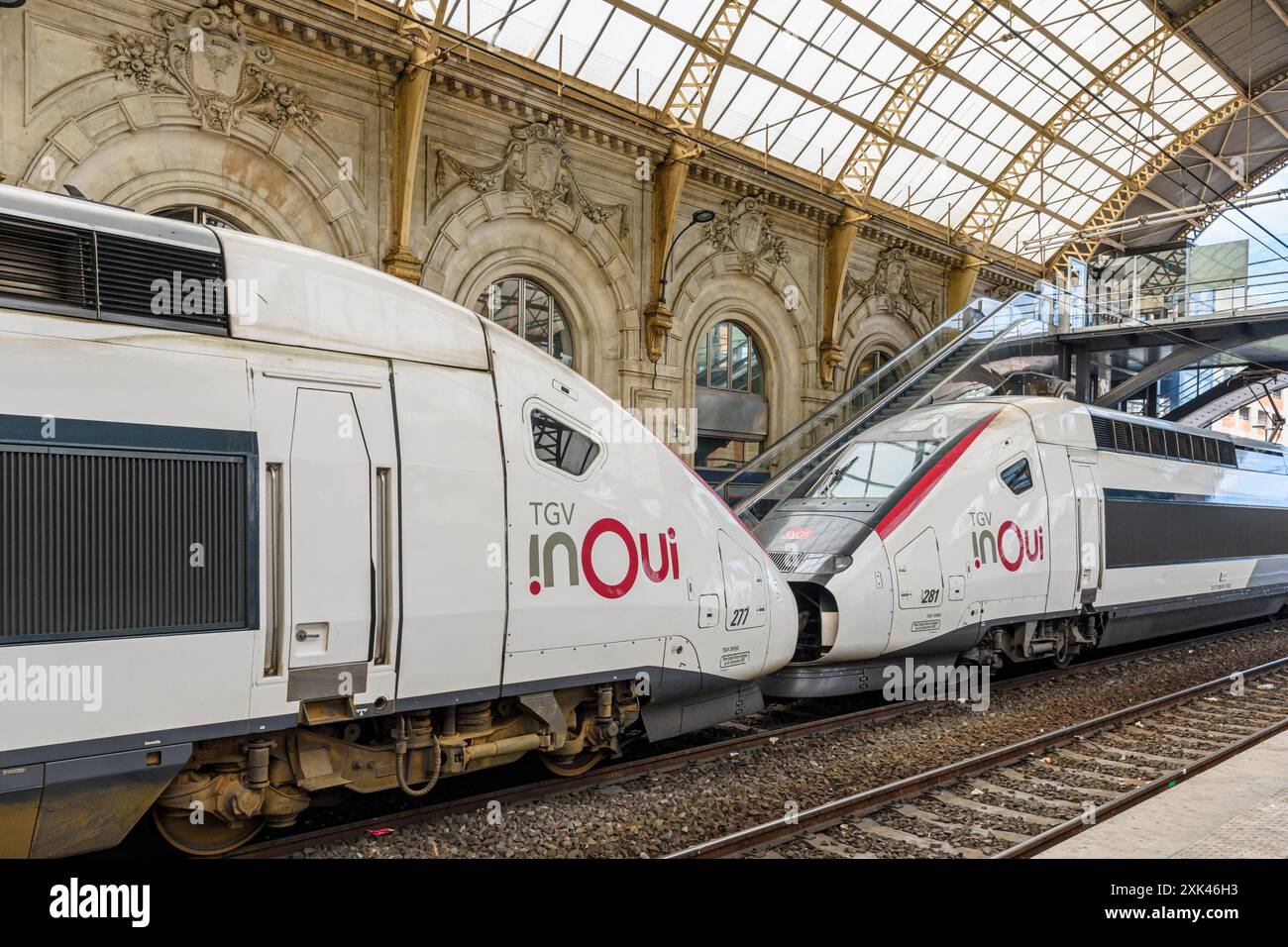 Treni TGV accoppiati alla stazione ferroviaria di Nizza, Nizza, Provence-Alpes-Côte d'Azur, Alpes-Maritimes, Francia Foto Stock