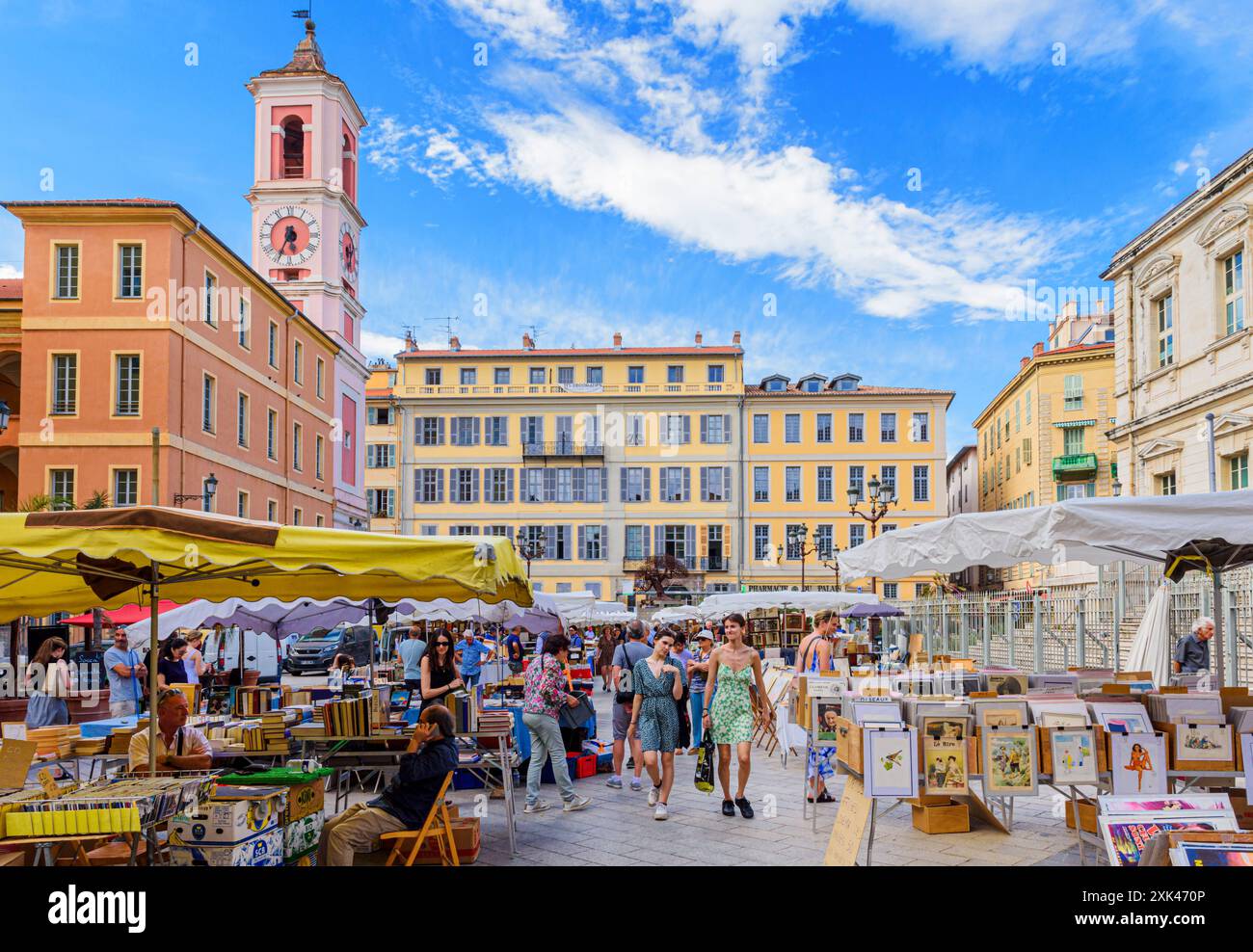 Mercato di libri antichi e usati in Place du Palais de Justice, Nizza vecchia, Provence-Alpes-Côte d'Azur, Alpes-Maritimes, Francia Foto Stock