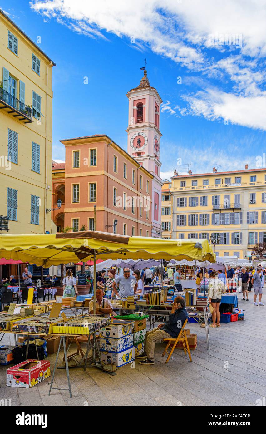 Mercato di libri antichi e usati in Place du Palais de Justice, Nizza vecchia, Provence-Alpes-Côte d'Azur, Alpes-Maritimes, Francia Foto Stock