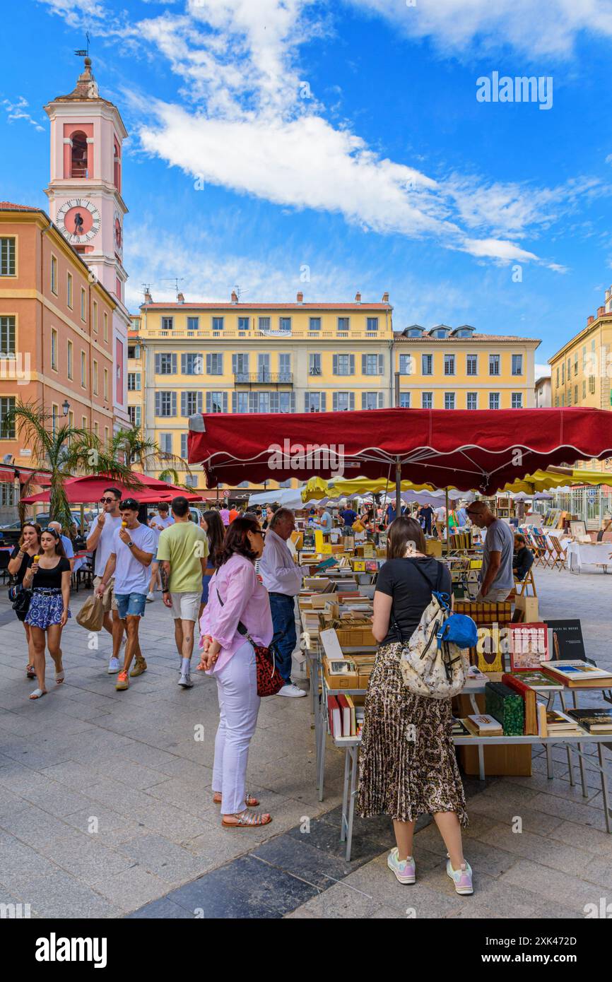 Mercato di libri antichi e usati in Place du Palais de Justice, Nizza vecchia, Provence-Alpes-Côte d'Azur, Alpes-Maritimes, Francia Foto Stock
