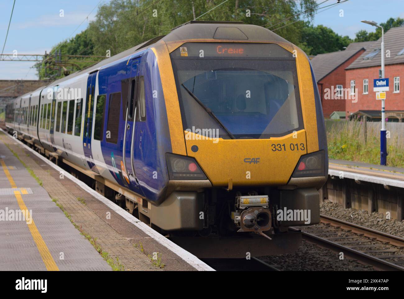 Un'unità di classe 331 su un servizio da Manchester a Crewe a Chelford Foto Stock