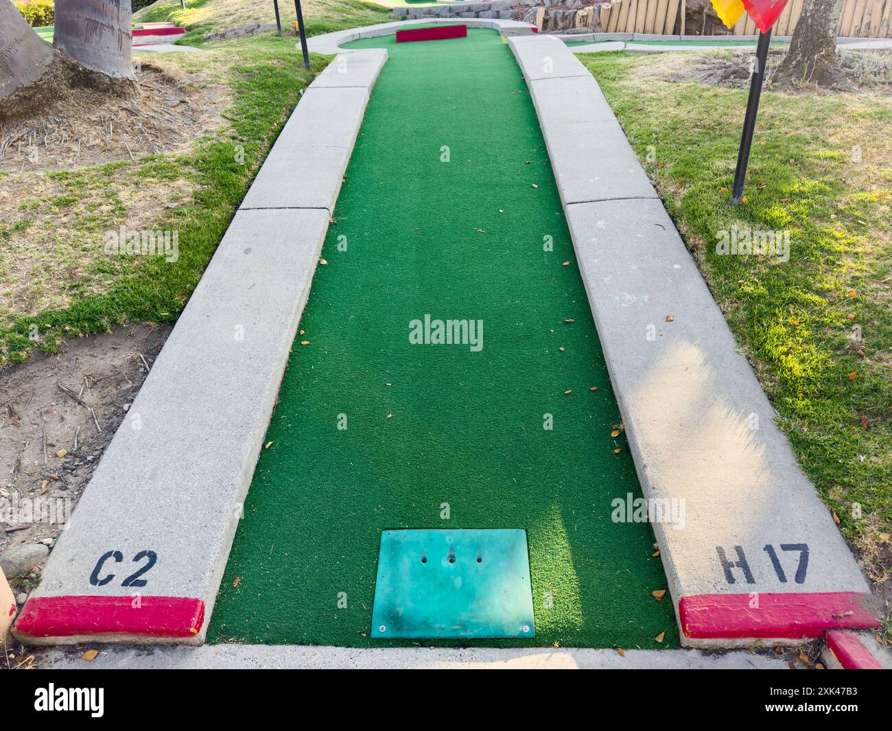 Il colorato campo da minigolf offre varie buche e sfide divertenti. Foto Stock