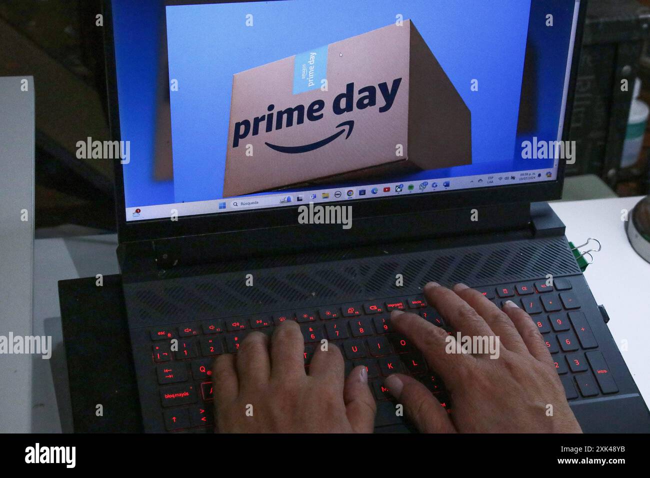 Le persone approfittano delle offerte Amazon prime Day in questa foto illustrativa la pubblicità Amazon è visibile su un laptop che offre promozioni disponibili sul suo sito Web ufficiale per celebrare la sua decima edizione di Amazon prime Day dal 16 al 21 luglio, durante questo periodo i membri di Amazon prime hanno accesso a incredibili offerte. Sul 19 luglio 2024 a città del Messico, Messico. Città del Messico CDMX Messico Copyright: XJosexLuisxToralesx Foto Stock