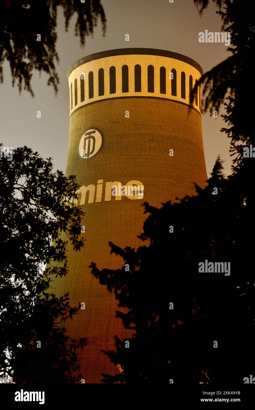 La torre di raffreddamento a vapore naturale della Dalmine spa (gruppo Tenaris) Industry di notte Foto Stock