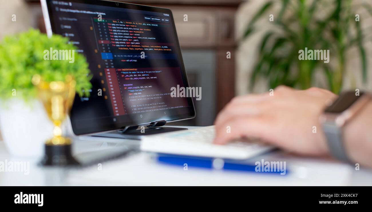 Programmatore che lavora con un computer in ufficio. Primo piano delle mani di un uomo che digita su una tastiera. Astratta Foto Stock