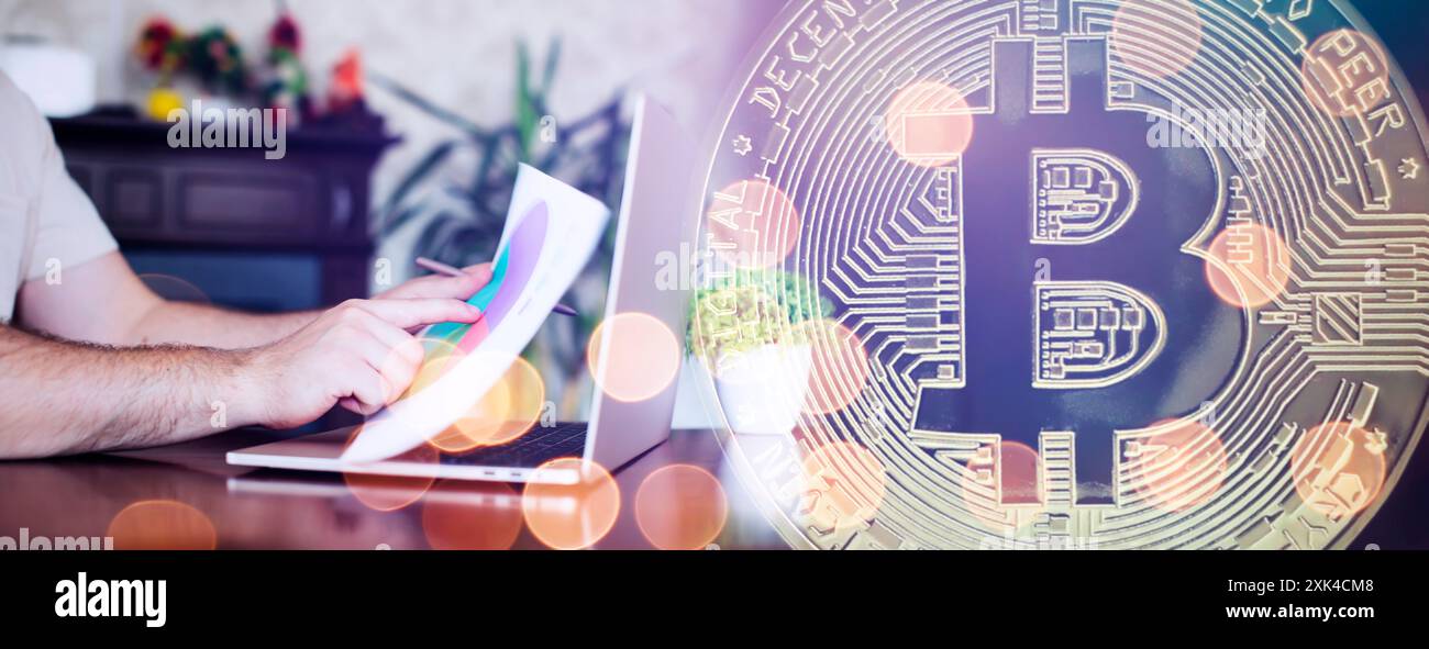 Criptovaluta Bitcoin con un uomo d'affari che lavora su un laptop a casa, doppia esposizione, stock business. Foto Stock