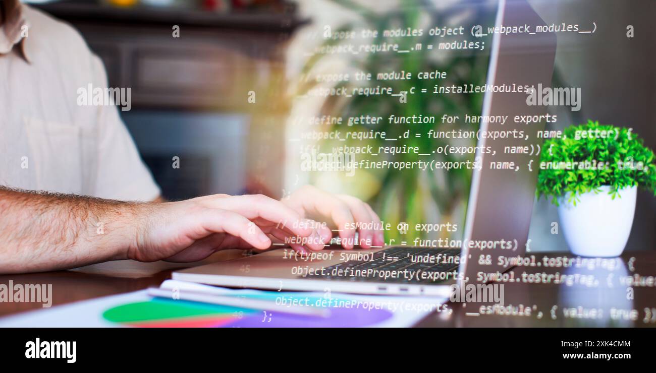 Programmatore che lavora con un computer in ufficio. Primo piano delle mani di un uomo che digita su una tastiera. Astratta Foto Stock
