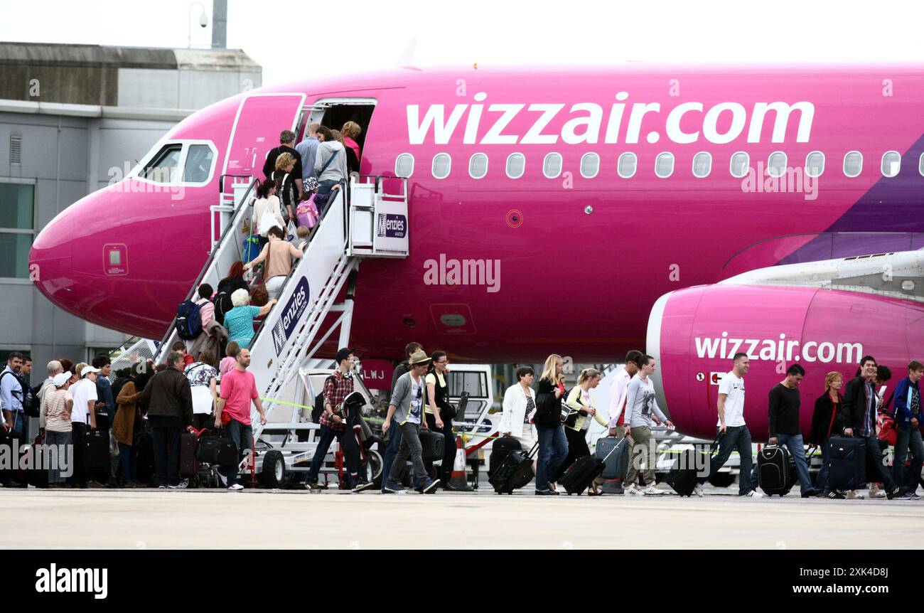 Foto del file del 20/07/11, dei passeggeri che salgono su un aereo Wizz Air all'aeroporto di Luton. I prezzi dei voli tra il Regno Unito e il Medio Oriente potrebbero essere ridotti a un quarto dei livelli attuali una volta che Wizz Air riceve nuovi aeromobili, come ha affermato la compagnia aerea. Marion Geoffroy, amministratore delegato britannico di Wizz Air, prevedeva che gli aerei A321XLR di Airbus "rivoluzioneranno" il trasporto aereo dal punto di vista dei costi. Data di emissione: Domenica 21 luglio 2024. Foto Stock