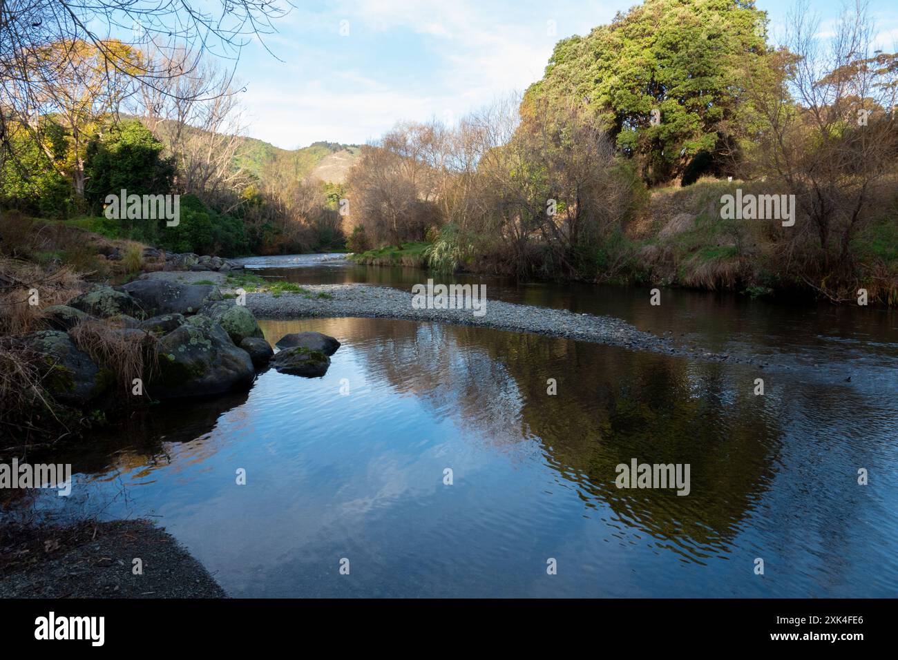 Vista panoramica invernale del fiume Waikanae, Kapiti, nuova Zelanda Foto Stock