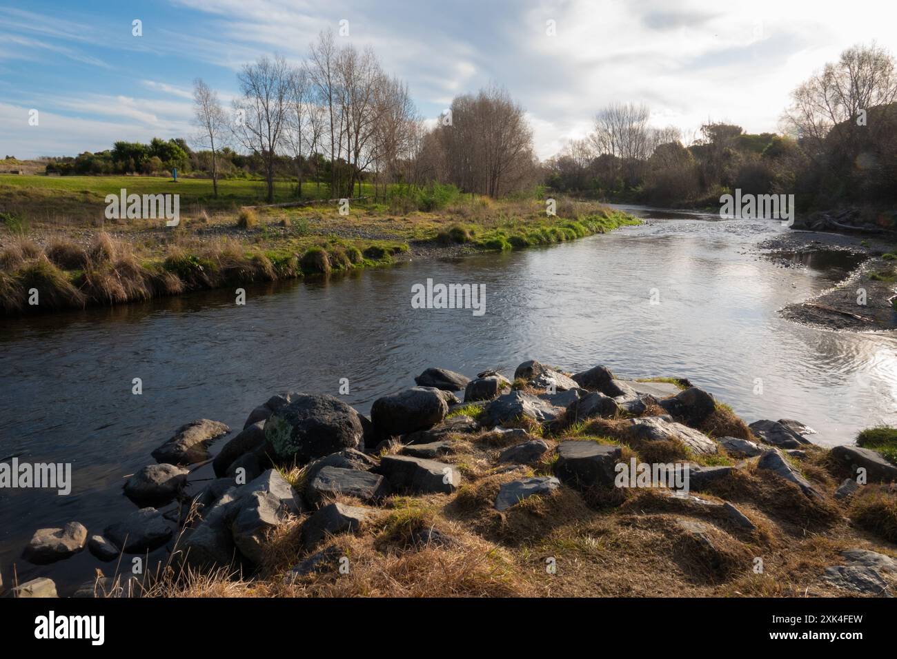 Vista panoramica invernale del fiume Waikanae, Kapiti, nuova Zelanda Foto Stock