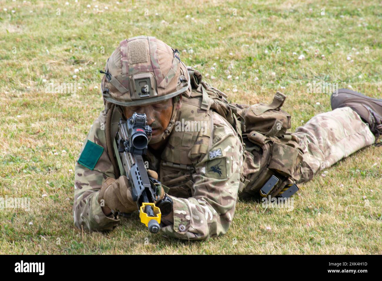 COLCHESTER INGHILTERRA giugno 29 2024: Assalto Rifleman che giace prone che punta la pistola verso la telecamera Foto Stock
