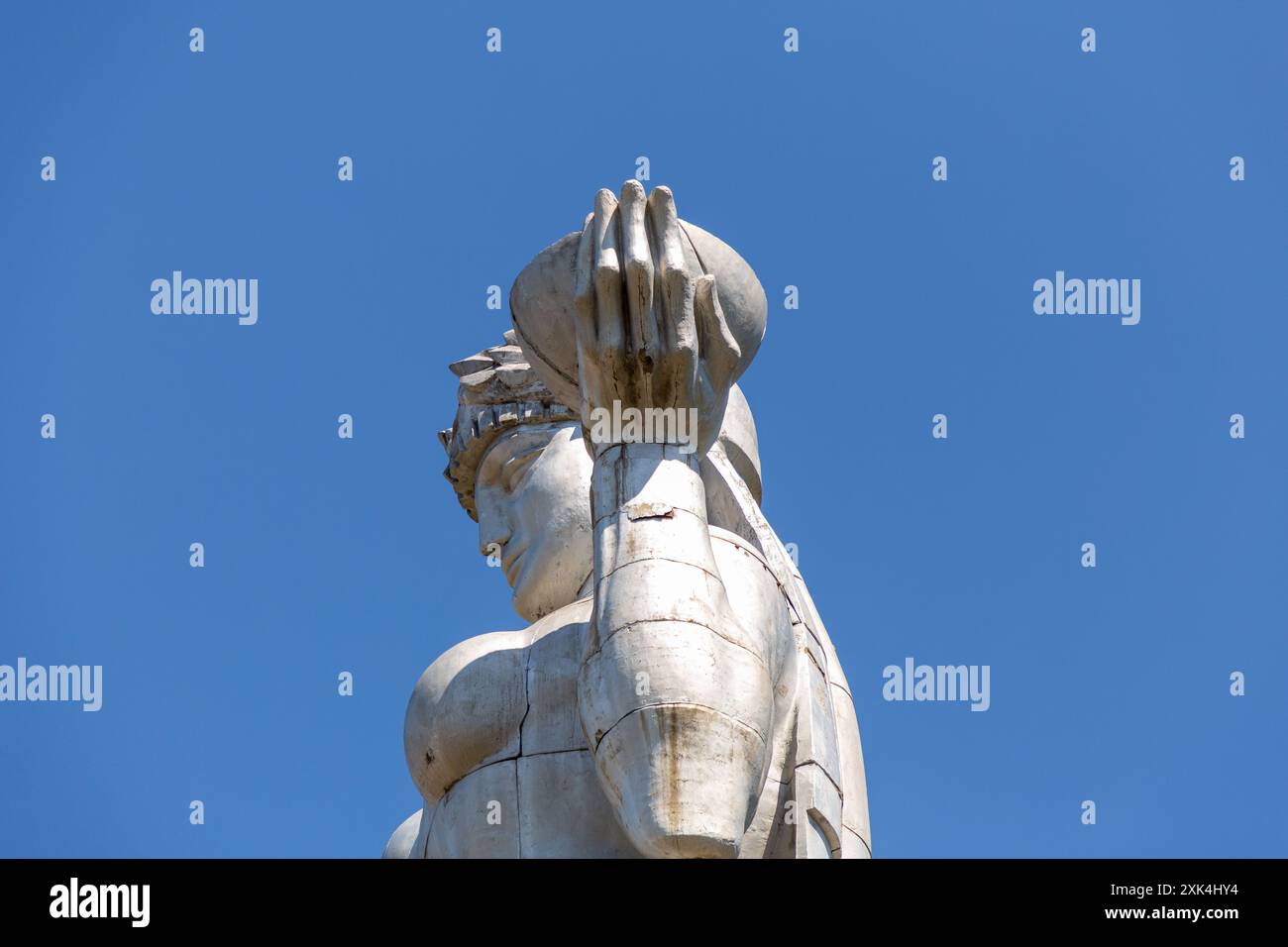 Tbilisi, Georgia - 22 GIUGNO 2024: Kartlis Deda è un monumento nella capitale della Georgia Tbilisi. Eretta sulla cima della collina di Sololaki nel 1958, 1500 anni Foto Stock