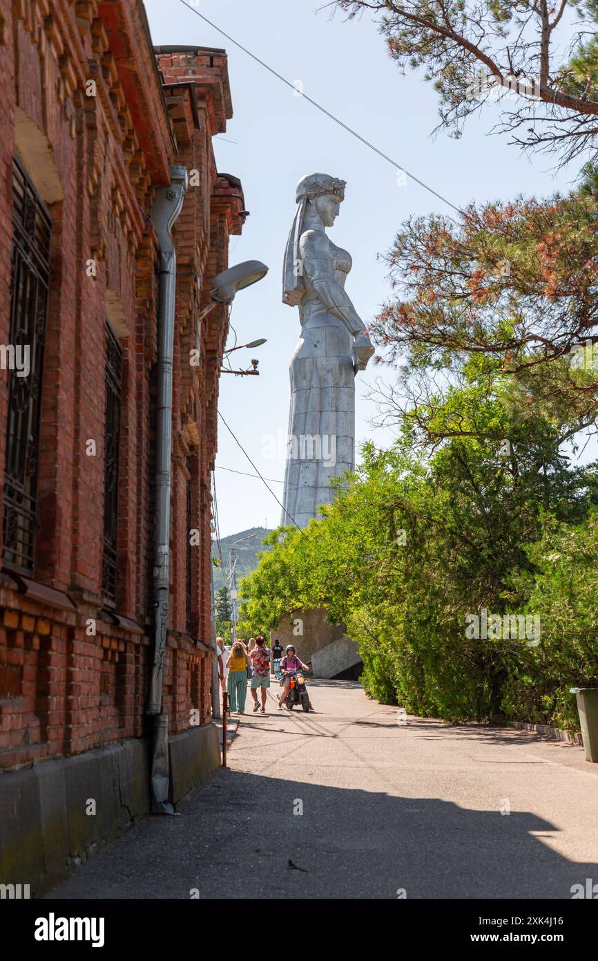 Tbilisi, Georgia - 22 GIUGNO 2024: Kartlis Deda è un monumento nella capitale della Georgia Tbilisi. Eretta sulla cima della collina di Sololaki nel 1958, 1500 anni Foto Stock