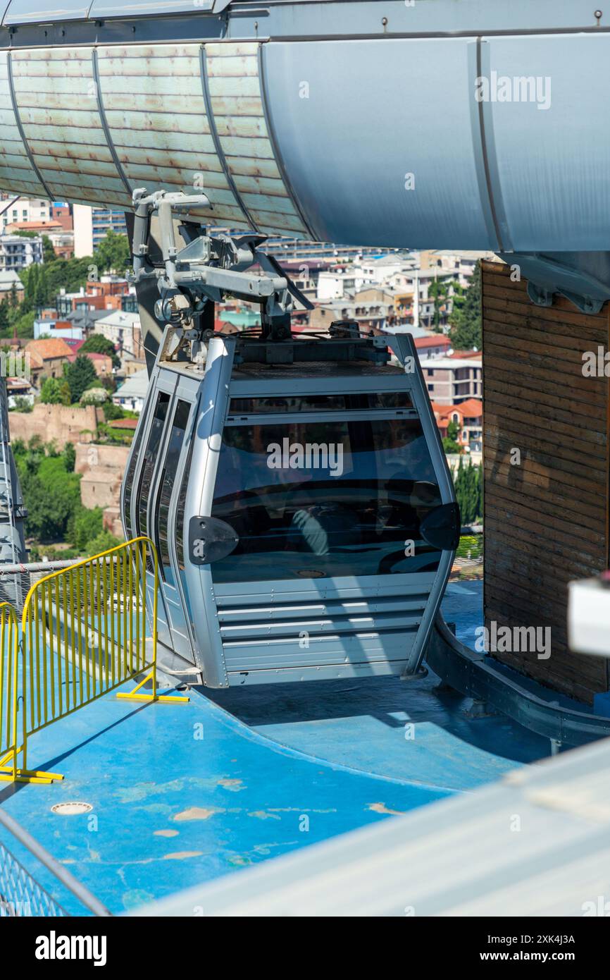 Tbilisi, GEO - 22 GIUGNO 2024: Funivia di Tbilisi, che opera tra l'estremità sud di Rike Park e la città Vecchia fino alla Fortezza di Narikala, sopra la M. Foto Stock