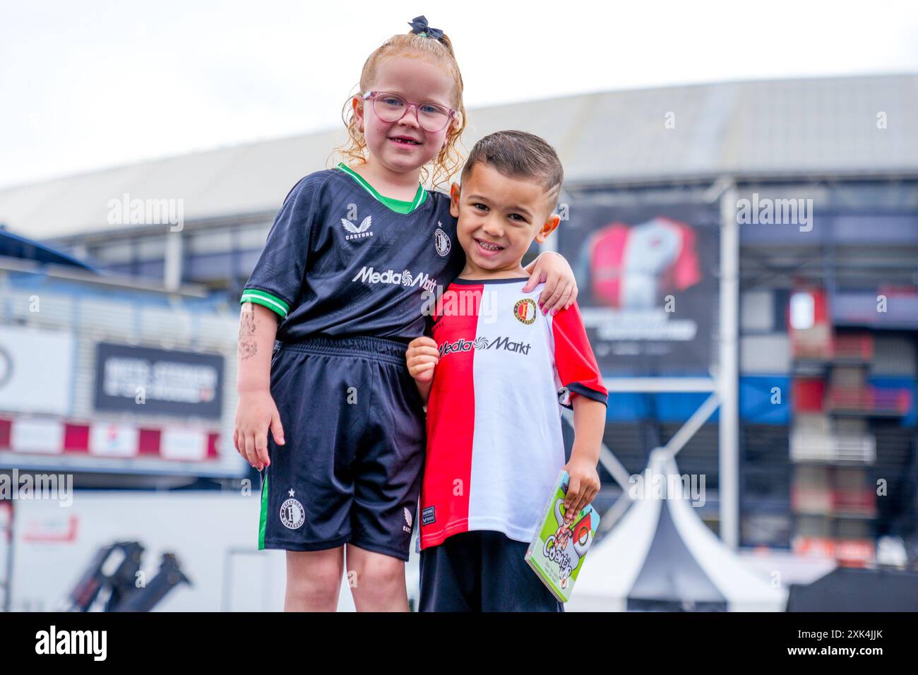 ROTTERDAM, 21-07-2024, De Kuip . Eredivisie , stagione 2024 - 2025. Aprire dag Feyenoord . Giovani tifosi prima dell'apertura dell'Open Dag 2024 con la nuova divisa Feyenoord Foto Stock