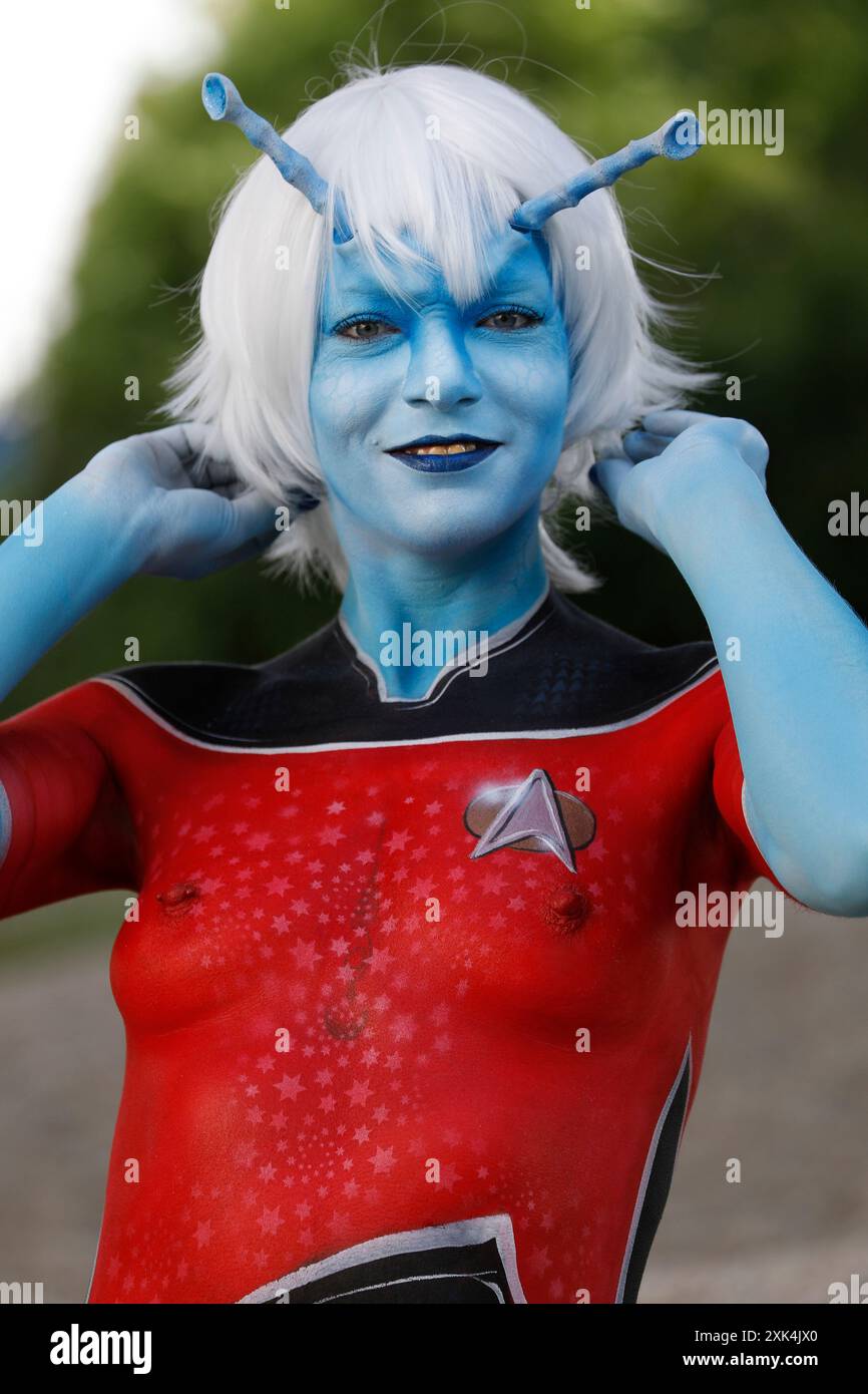 GEEK ART - Bodypainting e Transformaking: Servizio fotografico Star Trek con Julia come andoriana all'Expo Plaza di Hannover. - Un progetto del fotografo Tschiponnique Skupin e del bodypainter Enrico Lein Foto Stock