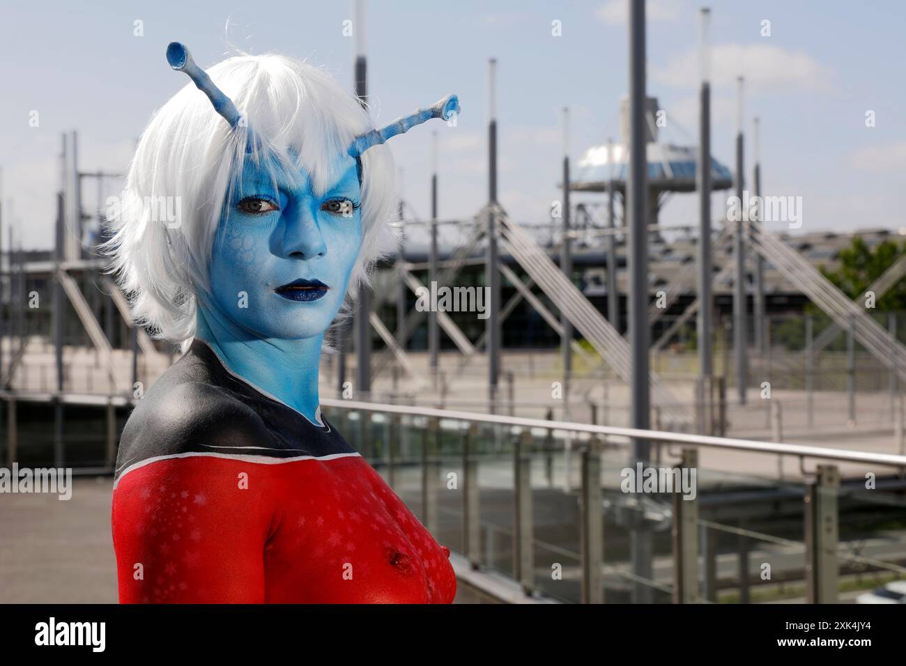 GEEK ART - Bodypainting e Transformaking: Servizio fotografico Star Trek con Julia come andoriana all'Expo Plaza di Hannover. - Un progetto del fotografo Tschiponnique Skupin e del bodypainter Enrico Lein Foto Stock