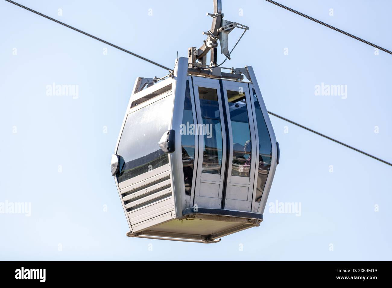 Tbilisi, GEO - 22 GIUGNO 2024: Funivia di Tbilisi, che opera tra l'estremità sud di Rike Park e la città Vecchia fino alla Fortezza di Narikala, sopra la M. Foto Stock