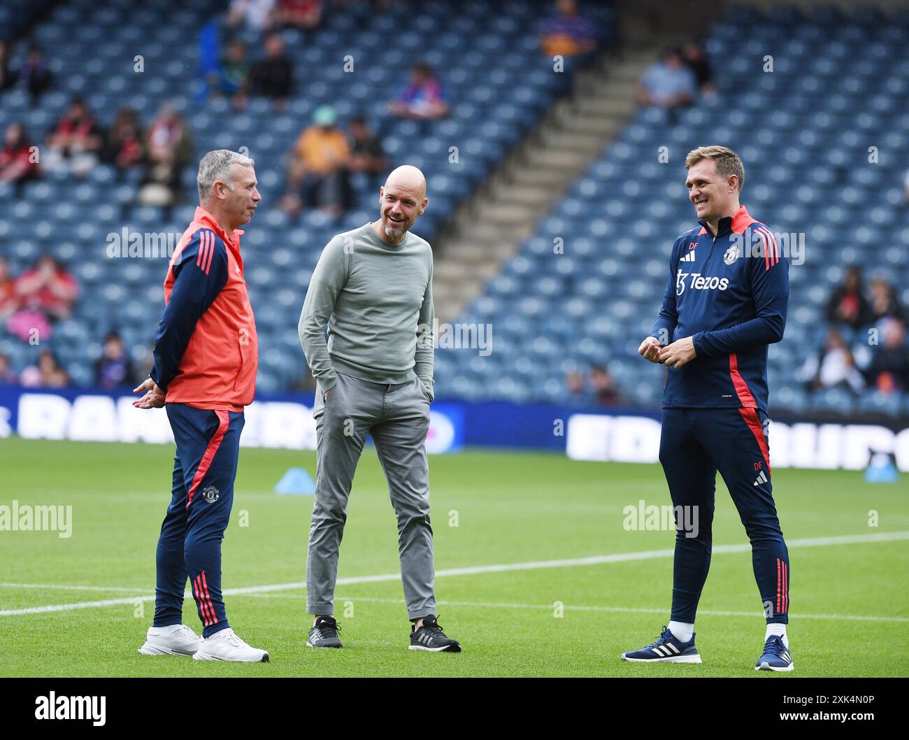 Murrayfield Stadium Edinburgh.Scotland.UK.20 luglio 24 partita amichevole dei Rangers contro Manchester Utd. Erik Ten Hag (C), manager di Manchester Utd, condivide una battuta con gli assistenti Rene nasello e Darren Fletcher crediti: eric mccowat/Alamy Live News Foto Stock