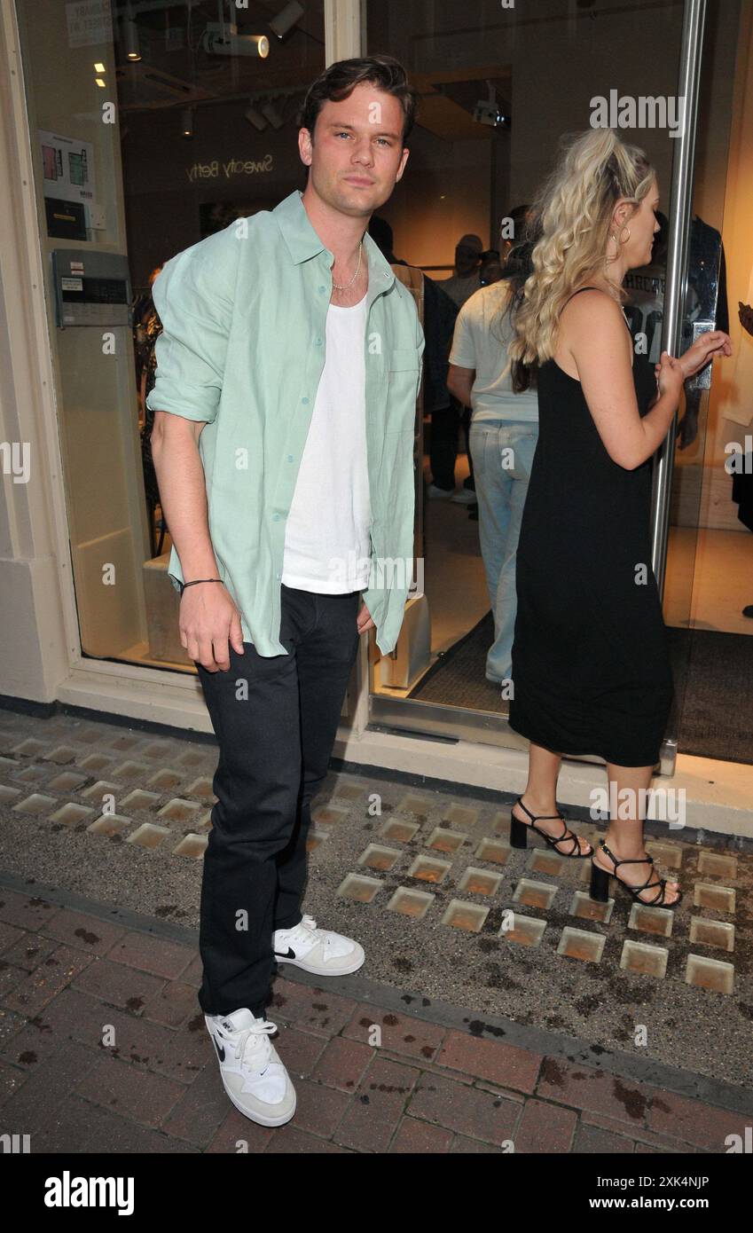 Jeremy Irvine e Jodie Spencer al nuovo negozio Pangaia Opening VIP launch party, Pangaia, Carnaby Street, giovedì 18 luglio 2024 a Londra, Englan Foto Stock