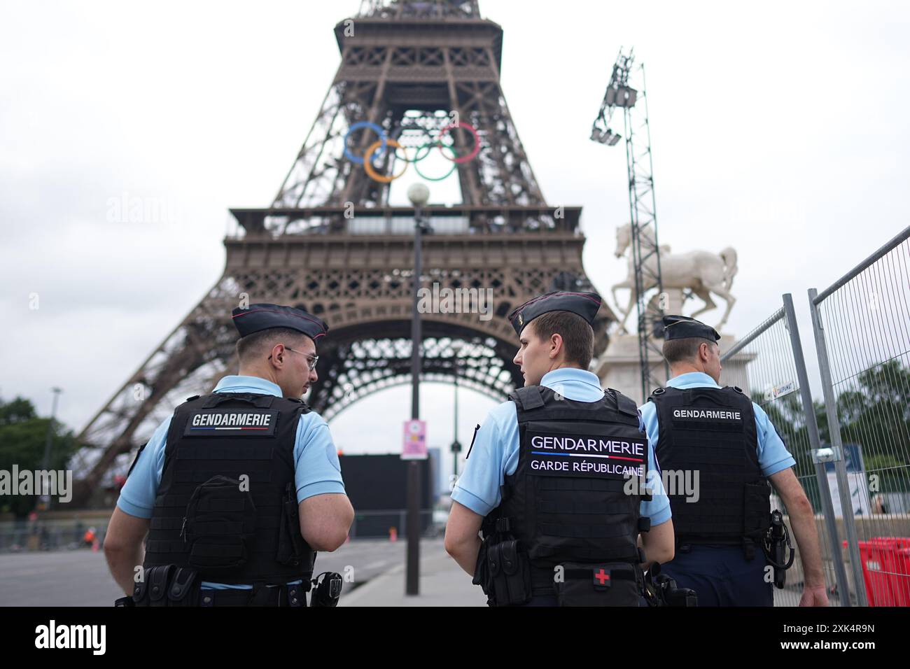 Parigi, Francia. 21 luglio 2024. Prima delle Olimpiadi estive, Parigi 2024, gli agenti di polizia camminano lungo la Torre Eiffel. Crediti: Michael Kappeler/dpa/Alamy Live News Foto Stock