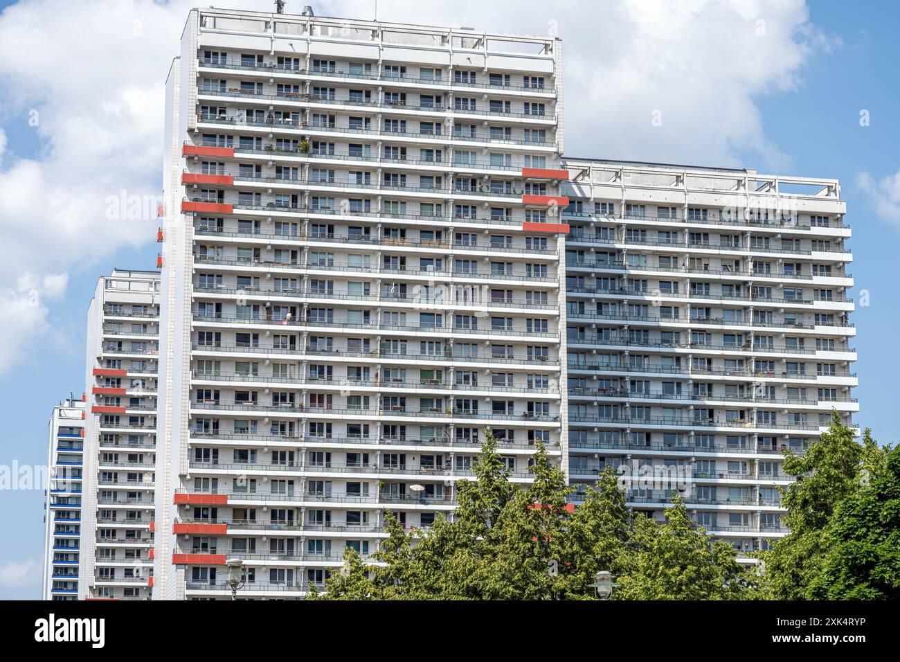 Tipici grandi edifici prefabbricati visti a Berlino Est, Germania Foto Stock
