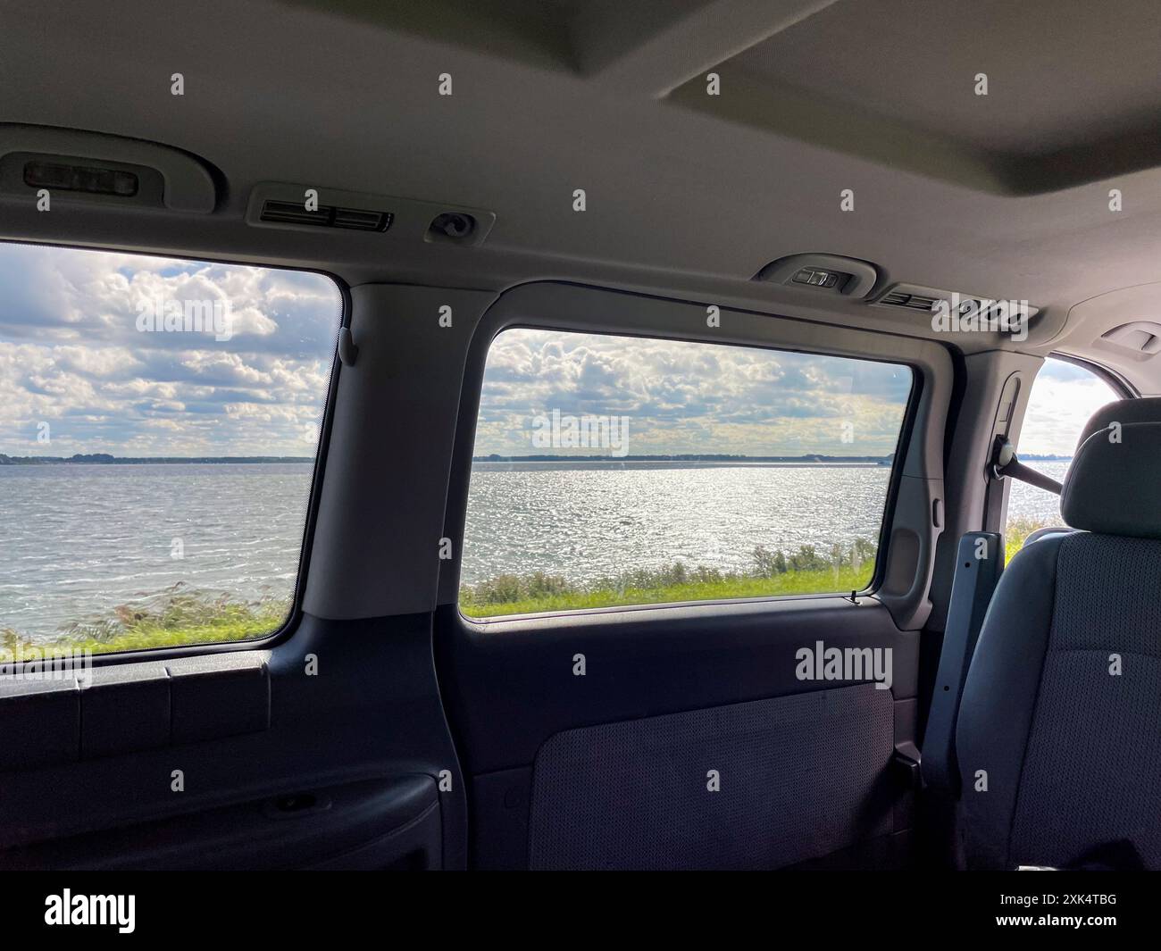 Blick aus dem Auto auf die Straße und das Veluwemeer in den Niederlande Foto Stock