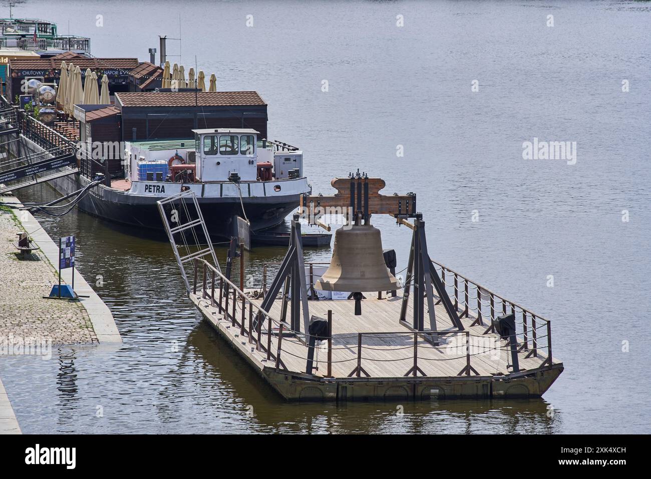 Campana n. 9801 su un pontile nel fiume Moldava, per commemorare la perdita culturale di 9801 campane prese dai nazisti dalle chiese della Repubblica Ceca durante il W Foto Stock