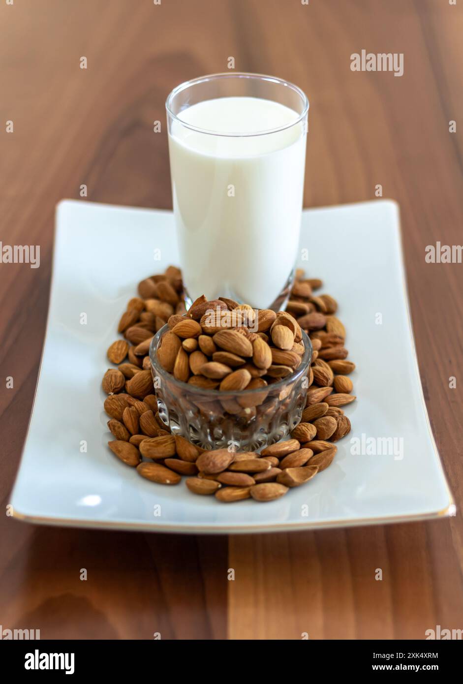 Mandorle e latte di mandorle. Foto Stock