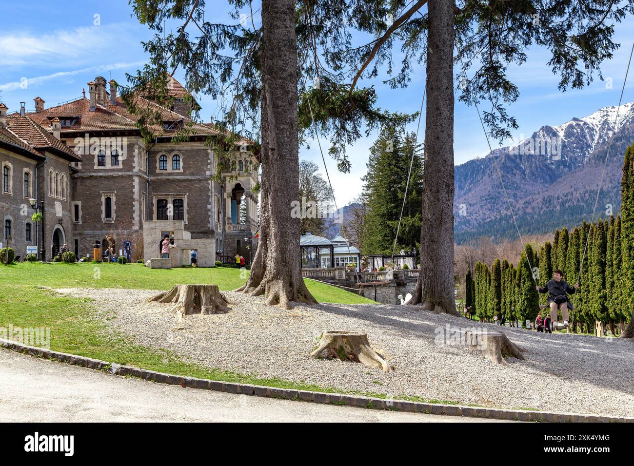 BUSTENI, ROMANIA - 3 MAGGIO 2023: Questa è l'area del parco e la terrazza del Castello Cantacuzino. Foto Stock