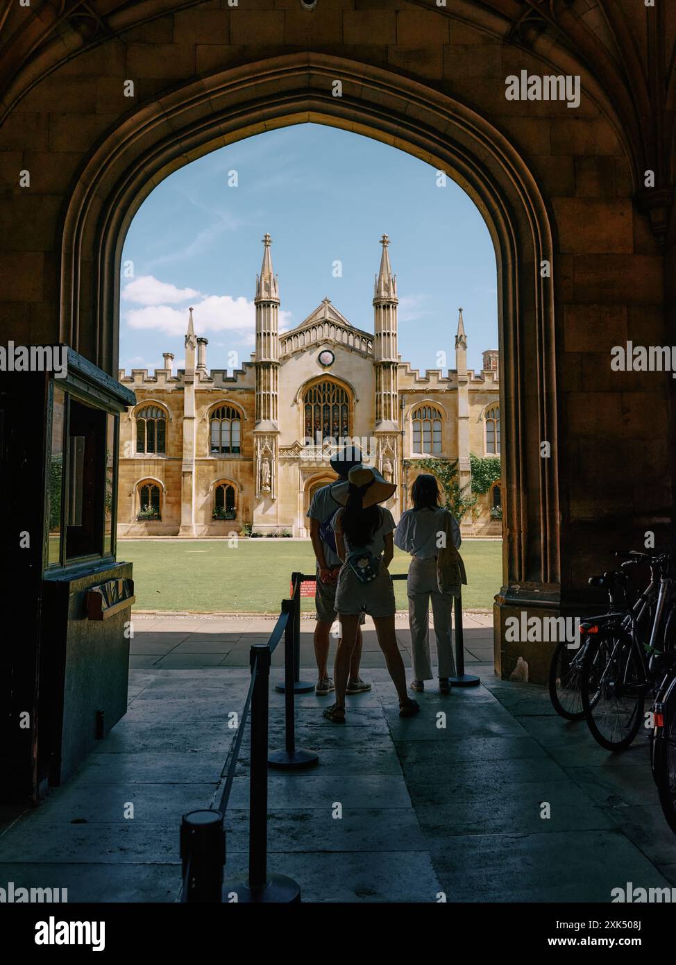 Turisti estivi alla scoperta del Corpus Christi College, Cambridge, Cambridgeshire Inghilterra UK - Università di Cambridge turismo estivo Foto Stock