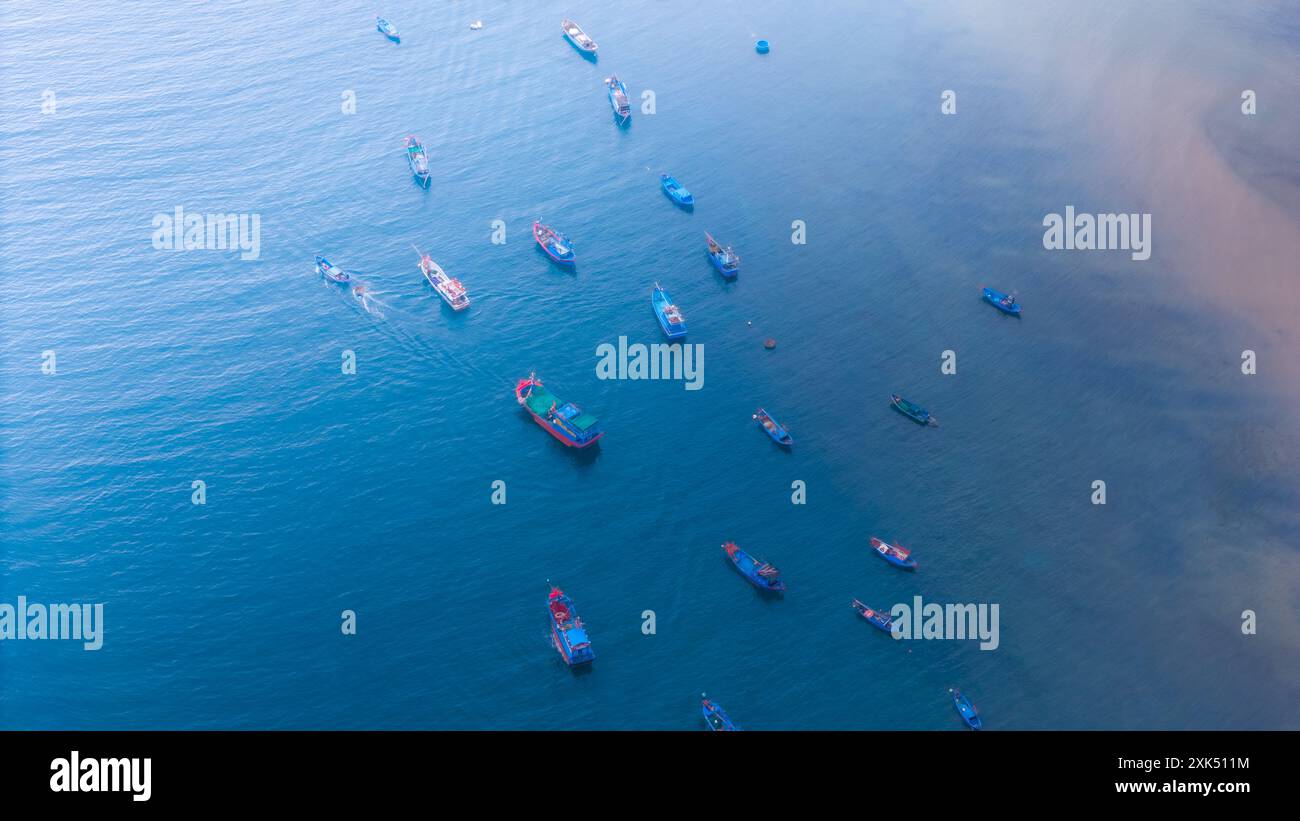 Vista aerea della baia di Vinh Hy, del parco nazionale di Nui Chua, della provincia di Ninh Thuan, Vietnam. Concetto di viaggio e paesaggio Foto Stock