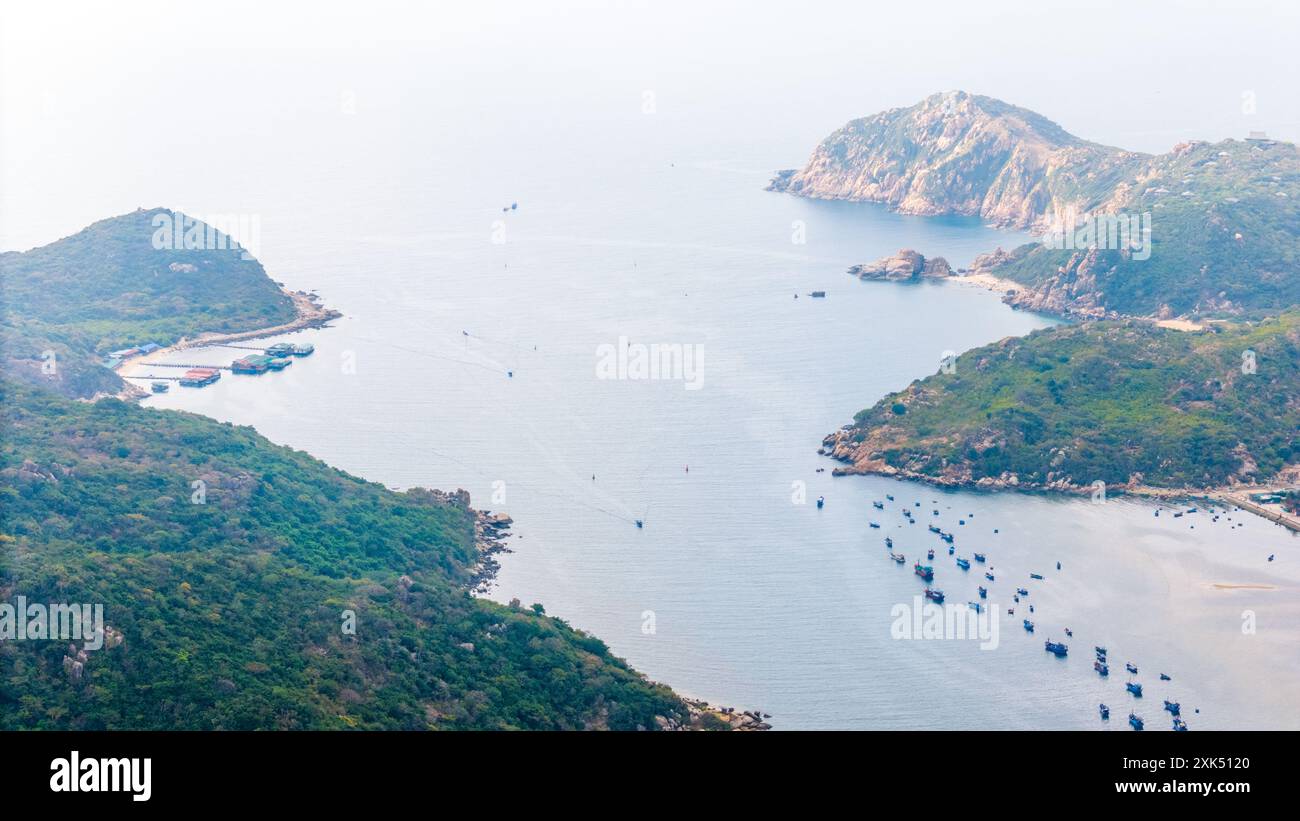 Vista aerea della baia di Vinh Hy, del parco nazionale di Nui Chua, della provincia di Ninh Thuan, Vietnam. Concetto di viaggio e paesaggio Foto Stock