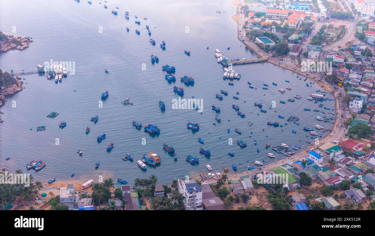 Vista aerea della baia di Vinh Hy, del parco nazionale di Nui Chua, della provincia di Ninh Thuan, Vietnam. Concetto di viaggio e paesaggio Foto Stock