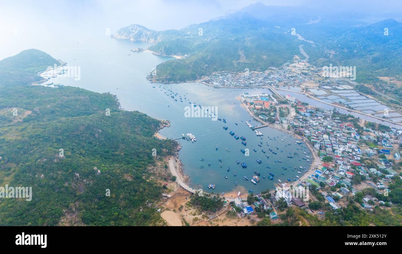 Vista aerea della baia di Vinh Hy, del parco nazionale di Nui Chua, della provincia di Ninh Thuan, Vietnam. Concetto di viaggio e paesaggio Foto Stock