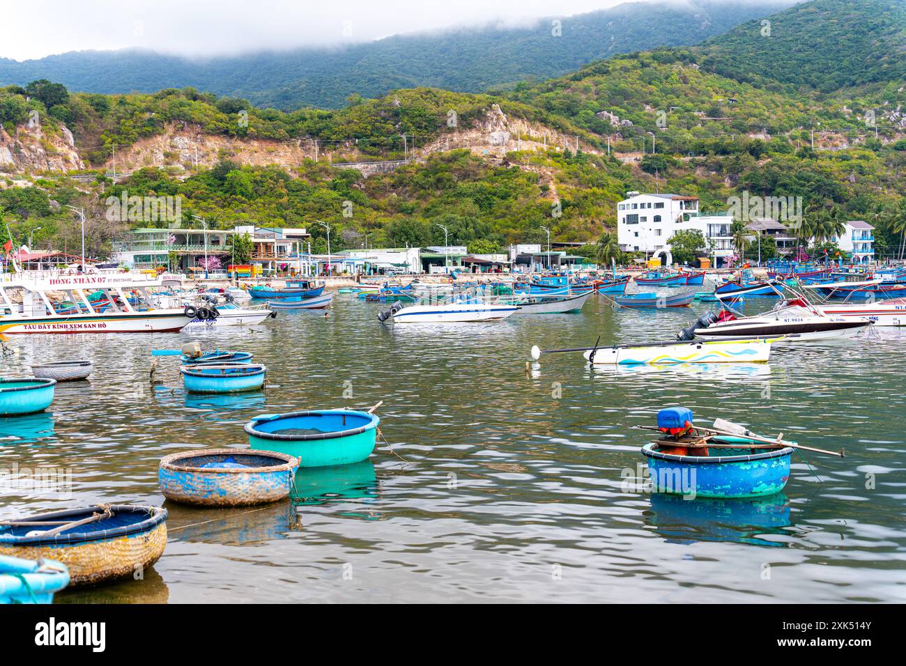 Vista della baia di Vinh Hy, del parco nazionale di Nui Chua, della provincia di Ninh Thuan, Vietnam. Concetto di viaggio e paesaggio Foto Stock