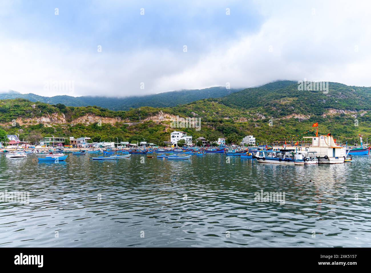 Vista della baia di Vinh Hy, del parco nazionale di Nui Chua, della provincia di Ninh Thuan, Vietnam. Concetto di viaggio e paesaggio Foto Stock