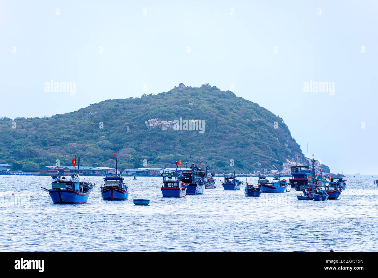 Vista della baia di Vinh Hy, del parco nazionale di Nui Chua, della provincia di Ninh Thuan, Vietnam. Concetto di viaggio e paesaggio Foto Stock