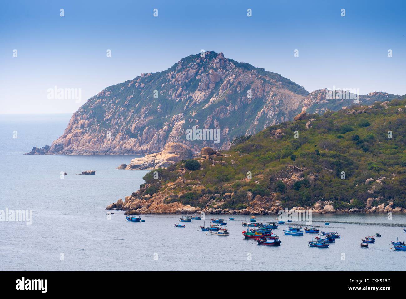 Vista della baia di Vinh Hy, del parco nazionale di Nui Chua, della provincia di Ninh Thuan, Vietnam. Concetto di viaggio e paesaggio Foto Stock