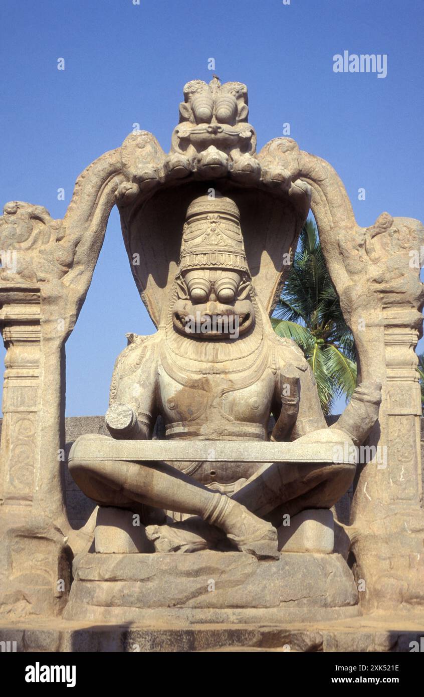 La statua di Shri Lakshmi Narasimha Temple vicino alla città di Hampi nella provincia di Karnataka in India. India, Karnataka, marzo 1998 Foto Stock