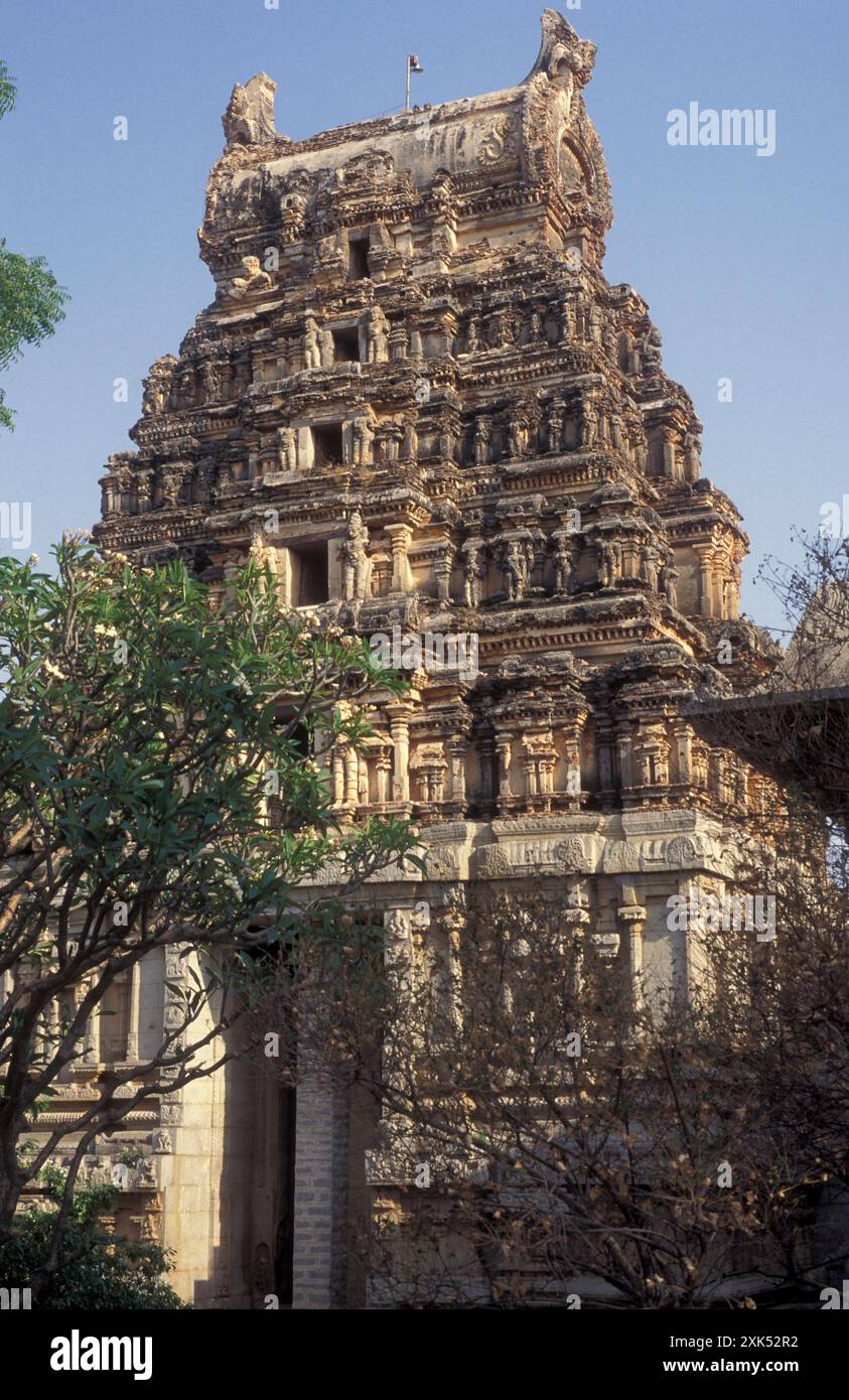 Le rovine del tempio Virupaksha nella città di Hampi nella provincia di Karnataka in India. India, Karnataka, marzo 1998 Foto Stock