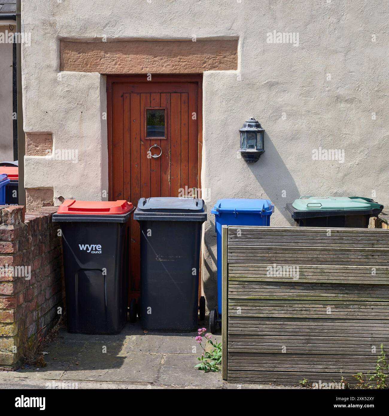 Codice colore bidoni per impennate all'esterno del cottage Foto Stock